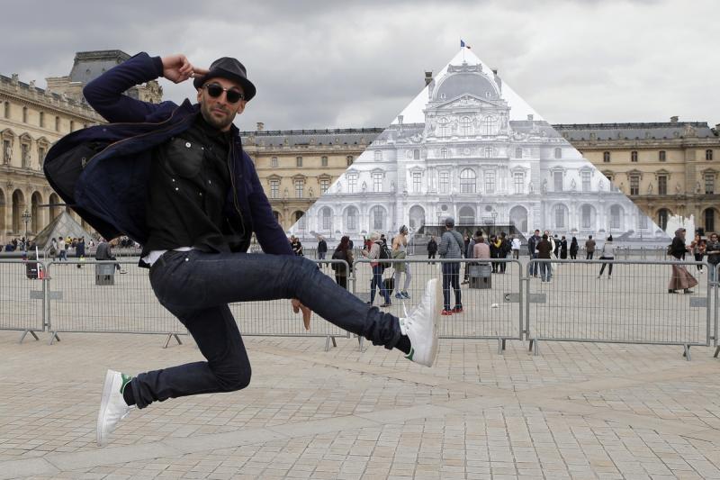 JR fait disparaître la Pyramide du Louvre